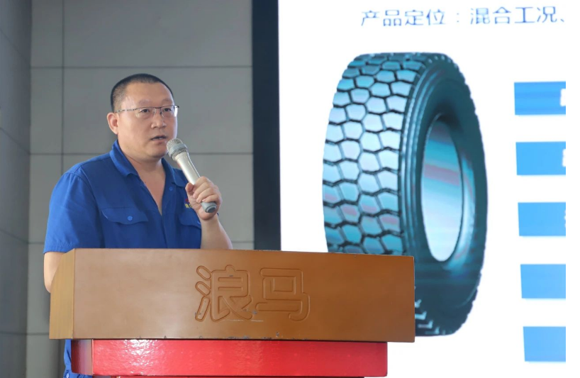 在會(huì)議中，技術(shù)部副部長(zhǎng)王曉光詳細(xì)介紹了浪馬輪胎公司的系列化輪胎和新產(chǎn)品研發(fā)設(shè)計(jì)工作。尤其重點(diǎn)介紹了公司在新能源領(lǐng)域的新產(chǎn)品。他強(qiáng)調(diào)，新產(chǎn)品將更專業(yè)、更貼近、更精準(zhǔn)，以在性能和質(zhì)量方面提供更高水準(zhǔn)的產(chǎn)品。