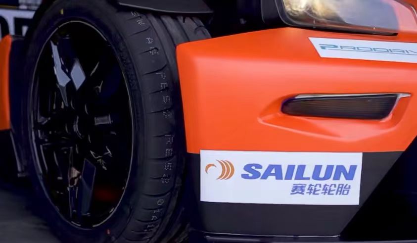 吉利銘泰集團全新賽事IP——MINTIMES GP銘泰大賽車旗下的KTM X-BOW CUP賽事如火如荼地開賽。作為官方指定輪胎，賽輪PD系列半熱熔輪胎為車手們的競速之旅提供了強大的動力，憑借超強的抓地力和極致的操控性，為現場觀眾奉獻了一場兼具速度與激情的視覺盛宴。