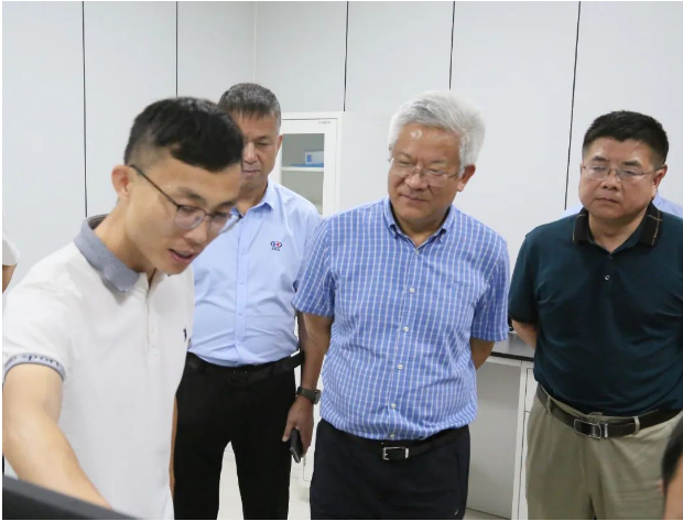 臨工重機(jī)副總經(jīng)理李連剛、王仁賓，總經(jīng)理助理盧立強(qiáng)，數(shù)字化研究院院長(zhǎng)童偉，高機(jī)制造技術(shù)研究院院長(zhǎng)劉志軍，礦機(jī)制造技術(shù)研究院院長(zhǎng)蔣周偉，生產(chǎn)綜合部經(jīng)理劉月昌，金利集團(tuán)董事長(zhǎng)徐小龍，副總裁王玉寶，油缸制造部部長(zhǎng)李夢(mèng)龍共同參觀了賽輪集團(tuán)。這次參觀為雙方進(jìn)一步加強(qiáng)合作提供了重要的契機(jī)。