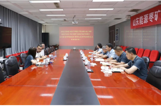 雙方進(jìn)行了座談會，宋二華董事長向英國客人介紹了豐源輪胎公司的發(fā)展?fàn)顩r、生產(chǎn)經(jīng)營情況以及項目建設(shè)和質(zhì)量提升等方面的情況。Hamid Ali也向公司反饋了他們在銷售中所遇到的困難和問題。雙方就遠(yuǎn)路輪胎的產(chǎn)能提升和銷售策略等問題進(jìn)行了深入探討。