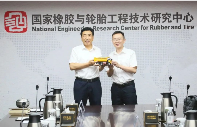 黃建峰表示，三一集團與國橡中心在注重創新、研發和市場拓展方面有許多相似之處。雙方通過持續不斷的努力，推動著各自領域的前進。黃建峰認為，未來雙方合作的空間非常巨大，前景也十分廣闊。