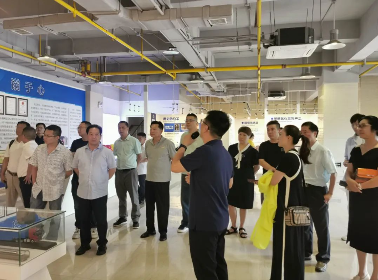 考察團一行在雙虎涂料營銷總監(jiān)歐隆杰的帶領(lǐng)下參觀了雙虎涂料的展廳，并在質(zhì)量總監(jiān)李玉花的引領(lǐng)下參觀了智能制造車間和曝曬場等場地。