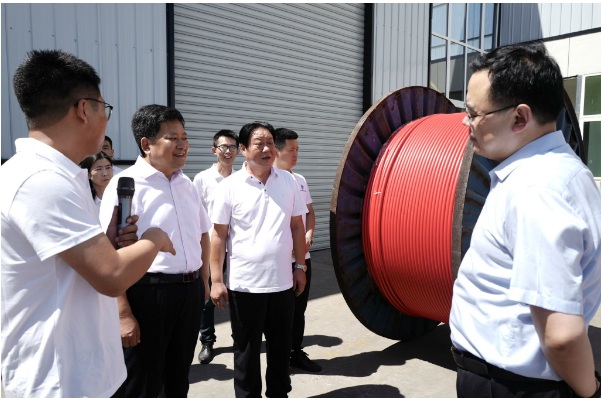 觀摩過程中，鞏義市委書記袁聚平對華星電纜在工業5G智能化、數字化、信息化方面的成果給予了高度肯定，并強調傳統制造企業要勇于創新、敢于突破，提升工業制造業的技術裝備水平，實現研發和信息化數字化的全面升級。