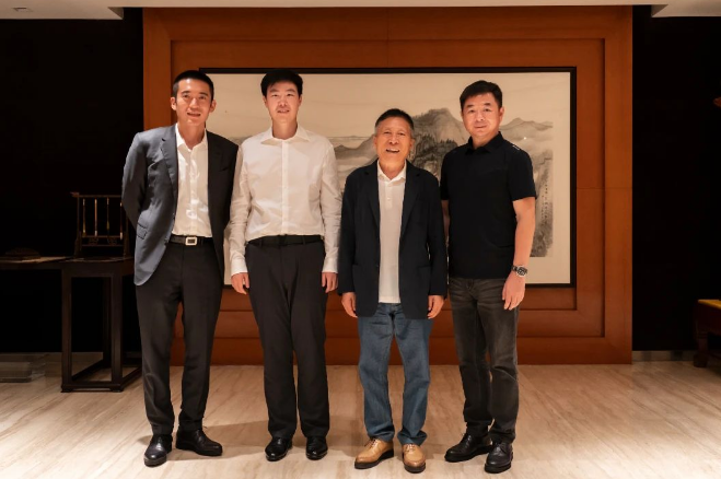 江蘇興達鋼簾線有限公司副總經理劉濤攜杭友明一行蒞臨華勤集團進行考察交流。華勤集團黨委書記牛宜順與總經理牛飛熱情接待了這次重要的訪問。