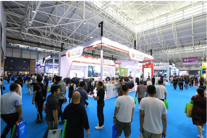 展覽會(huì)現(xiàn)場，各企業(yè)展示了橡膠技術(shù)產(chǎn)業(yè)創(chuàng)新成果、橡膠機(jī)械與檢測設(shè)備、橡膠原材料、非輪胎橡膠制品、橡膠化學(xué)品等領(lǐng)域的新產(chǎn)品和新裝備，吸引了海內(nèi)外觀眾共計(jì)106564人次，采購團(tuán)85家，創(chuàng)下歷史新高。