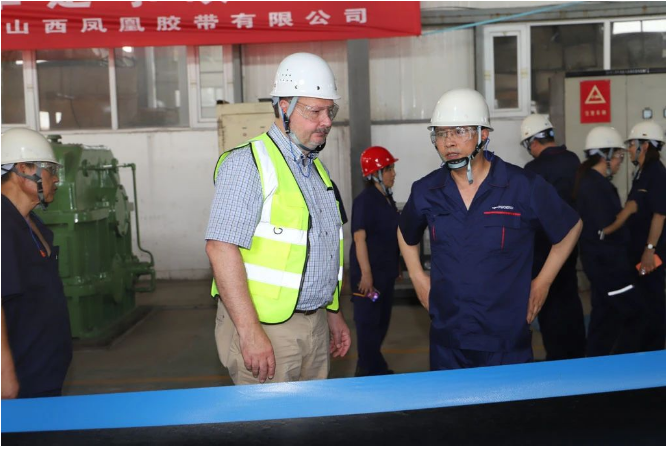 康迪泰克集團(tuán)亞太工業(yè)解決方案事業(yè)群運(yùn)營負(fù)責(zé)人Frank Riechers和運(yùn)營財(cái)務(wù)控制負(fù)責(zé)人Chris Heelan到山西鳳凰膠帶有限公司黎城西仵生產(chǎn)基地進(jìn)行實(shí)地考察和調(diào)研。