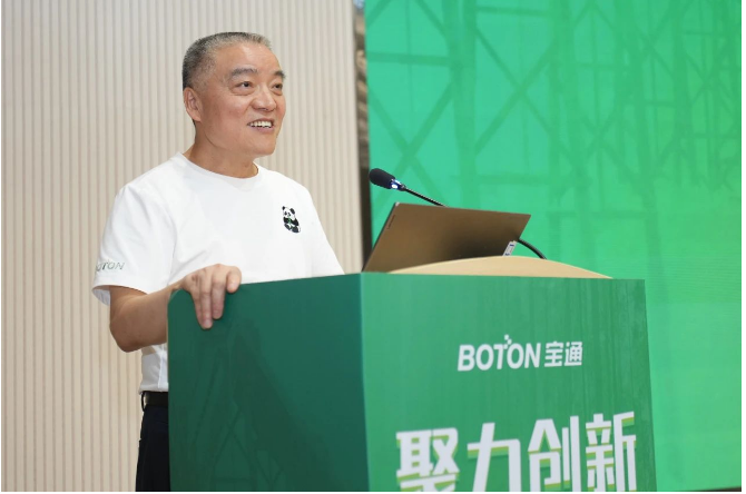 寶通科技董事長包志方在致辭中強調(diào)了寶通在全球化戰(zhàn)略下取得的成就和全球合作的重要性。他指出，可持續(xù)發(fā)展已成為寶通使命的核心要素和戰(zhàn)略的重要組成部分。在講話中，包總還談到了全球氣候變化、資源短缺等挑戰(zhàn)，以及政府和國際組織對可持續(xù)發(fā)展的重視。他強調(diào)了供應鏈可持續(xù)發(fā)展的重要性，強調(diào)只有與所有利益相關方一道，齊心協(xié)力，深度協(xié)同，互相賦能，以更可持續(xù)的科技與商業(yè)行為，才能提升供應鏈整體質(zhì)量，開創(chuàng)更新的格局。