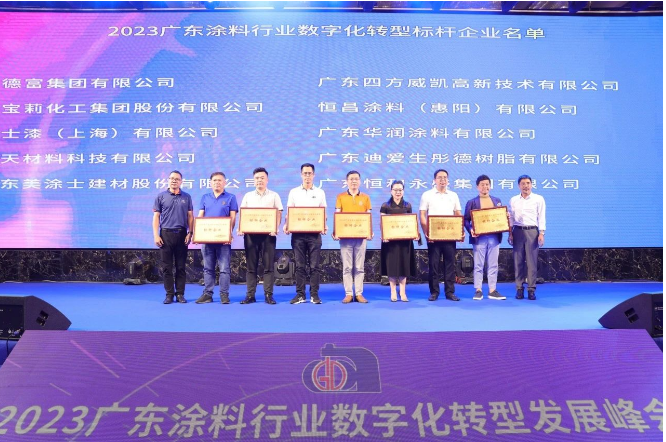 鄧運文在演講中還詳細介紹了巴德富數字化在供應鏈成本、財務報表、銷售物流、質量生產、供應商協同、多組織集團管控等方面的應用效果。尤其以近年來巴德富人力資源數字化系統為案例，展示了其在員工畫像數字化管理平臺構建方面所取得的歷史性突破。