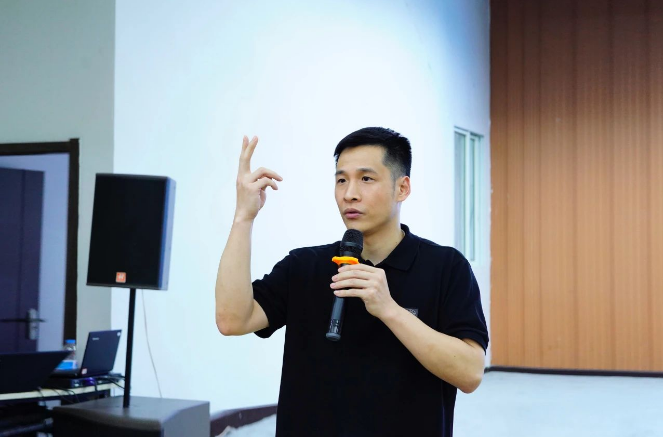 集團輪胎事業部梅總在會上用實際業績數據肯定了各公司上半年的辛勤努力，同時明確指出了未來工作需要提升的方向和具體目標。他強調要打開和升級思維，多角度思考行動，并在正確的方向中以激進的方式去突破，找出更高效、更優質的工作方法。