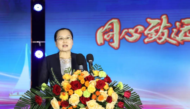 姜妍在致辭中指出，過去十年是豐源輪胎公司打基礎(chǔ)、謀長遠(yuǎn)的十年。今后，該公司將積極學(xué)習(xí)國家級(jí)和世界級(jí)輪胎企業(yè)的先進(jìn)經(jīng)驗(yàn)，為全區(qū)全市的“強(qiáng)工興產(chǎn)、轉(zhuǎn)型突圍”貢獻(xiàn)更大力量。