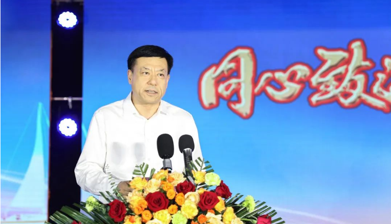 侯宇剛在致辭中指出，豐源輪胎公司重組投產(chǎn)10周年是企業(yè)發(fā)展史上的一個(gè)里程碑，具有巨大的變革意義。面對(duì)當(dāng)前新形勢(shì)和任務(wù)，豐源輪胎公司努力抓住新能源汽車快速發(fā)展和資本市場(chǎng)深刻變革的機(jī)遇，致力于成為中國橡膠工業(yè)的標(biāo)桿企業(yè)。