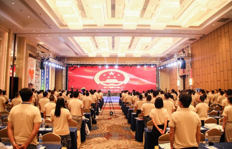 以“守正創(chuàng)新 提質(zhì)增效”為主題的2023廣東涂料產(chǎn)業(yè)高質(zhì)量發(fā)展大會暨廣東省涂料行業(yè)協(xié)會第九屆第三次會員代表大會在江門鶴山福朋喜來登酒店盛大舉行。來自廣東省工業(yè)與信息化廳材料處、應(yīng)急管理廳危化處以及涂料行業(yè)協(xié)會等領(lǐng)導(dǎo)，以及行業(yè)各理事單位、會員單位、涂料行業(yè)媒體代表等近500人參加此次盛會，共同探討廣東涂料產(chǎn)業(yè)的高質(zhì)量發(fā)展之路。
