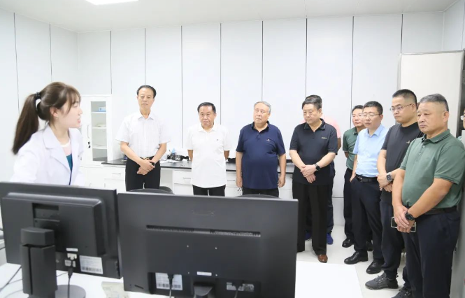 山東省道路運輸協會會長孫慶民攜帶代表團一行訪問賽輪集團。賽輪集團總裁謝小紅親自接待了這位重要的客人，并帶領他們參觀了集團總部。