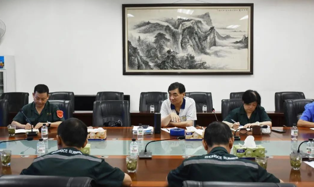 同時(shí)，以“提升整體生產(chǎn)效率和經(jīng)濟(jì)效益”為主題，，探討了煉膠、半制品、成型以及硫化等工序的產(chǎn)能匹配、產(chǎn)銷平衡、生產(chǎn)調(diào)度、倉(cāng)儲(chǔ)物流、動(dòng)力能耗以及內(nèi)部成本等問(wèn)題。