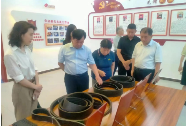 開封市政協(xié)副主席兼市財政局黨組書記、局長孫國才率領(lǐng)市政協(xié)代表團，共22人一行，蒞臨金久龍實業(yè)有限公司，深入調(diào)研該企業(yè)的發(fā)展狀況。陪同調(diào)研的還有縣政協(xié)副主席楊清泉及縣委統(tǒng)戰(zhàn)部有關(guān)負責人。