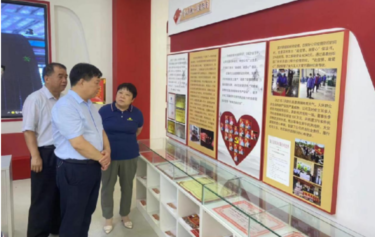 孫國才一行在參觀了金久龍公司的“五心先鋒”展廳后，聽取了該金久龍公司黨委書記兼總經(jīng)理王運紅對企業(yè)情況的介紹，詳細了解了金久龍公司發(fā)展歷程、生產(chǎn)經(jīng)營、技術(shù)創(chuàng)新以及人才需求等方面的詳細介紹。王運紅對金久龍公司取得的杰出業(yè)績感到自豪，并表示公司將堅持創(chuàng)新發(fā)展，為開封市高質(zhì)量發(fā)展貢獻更大力量。