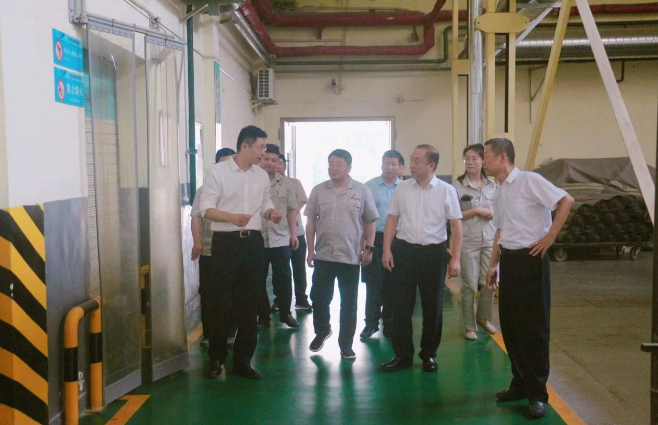 陜西省國(guó)資委黨委委員、副主任汪亮，二級(jí)巡視員白宏偉一行到陜西延長(zhǎng)石油西北橡膠有限公司，開(kāi)展了一次緊要的安全生產(chǎn)和生態(tài)環(huán)保專項(xiàng)督導(dǎo)調(diào)研。此次調(diào)研旨在深入了解西橡公司在安全生產(chǎn)和環(huán)保方面的情況，推動(dòng)綠色低碳發(fā)展戰(zhàn)略的貫徹落實(shí)。
