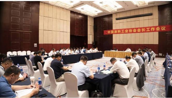 除劉普軍會(huì)長(zhǎng)外，會(huì)議還吸引了中國(guó)涂料工業(yè)協(xié)會(huì)名譽(yù)會(huì)長(zhǎng)孫蓮英、副會(huì)長(zhǎng)丁艷梅以及秘書長(zhǎng)劉杰的關(guān)注和參與。整個(gè)會(huì)議充滿了積極的討論和交流氛圍。