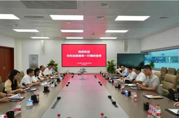 王桂林一行參觀了飛行起降動(dòng)力學(xué)大裝置的核心設(shè)備，包括輪胎高加速試驗(yàn)臺(tái)、道面環(huán)境模擬試驗(yàn)臺(tái)、起落架擺振試驗(yàn)臺(tái)以及飛行器落震試驗(yàn)臺(tái)。他詳細(xì)了解了這些設(shè)備的安裝和調(diào)試進(jìn)度，以及與之相關(guān)的科研進(jìn)展和人才培養(yǎng)計(jì)劃。