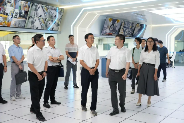 在現(xiàn)場(chǎng)，楊小牛代表航空輪胎大科學(xué)中心對(duì)廣州市和黃埔區(qū)科技部門在大裝置建設(shè)過(guò)程中的大力支持表示感謝。他介紹了大裝置將專注研究的領(lǐng)域，包括輪胎、起落架和飛行器等相關(guān)的基礎(chǔ)科學(xué)問(wèn)題。預(yù)計(jì)這一裝置將成為國(guó)內(nèi)頂尖的飛行起降動(dòng)力學(xué)研究設(shè)施，以世界一流水平的創(chuàng)新平臺(tái)，助力中國(guó)航空航天、輪式裝備、立體交通等高端制造業(yè)走向國(guó)際領(lǐng)先地位。