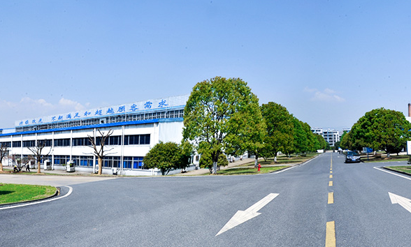 ，為了迎合市場對輕量化產品的需求并加強公司的核心競爭力，中鼎股份宣布了一項戰略舉措。根據公司公告，中鼎股份計劃聯合安徽中鼎控股(集團)股份有限公司(以下簡稱“中鼎集團”)和上海亞德林有色金屬有限公司(以下簡稱“亞德林公司”)，合資設立一家新公司，以推動安徽中鼎密封件股份有限公司的產業升級，優化供應鏈體系結構，并擴大相關產品范疇，從而更好地布局輕量化業務。