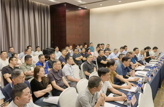 據了解，會議主要就團體標準、低溫固化技術攻關、行業白皮書(第二版)編寫、下半年分會活動以及年度峰會等議題進行了深入商討。會議還集中討論了如何通過政府、協會和企業的合力，進一步提升粉末涂料的影響力，讓更多人了解、關心和接受這種環保型涂料。