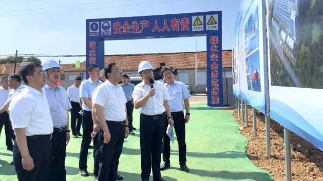 威海市委書記閆劍波率領(lǐng)調(diào)研團(tuán)隊蒞臨中天科技山東海工線纜項目，對其建設(shè)情況進(jìn)行實地考察。中天科技集團(tuán)總裁薛馳向調(diào)研團(tuán)隊詳細(xì)介紹了中天科技集團(tuán)的發(fā)展歷程以及山東海工線纜項目的進(jìn)展情況。