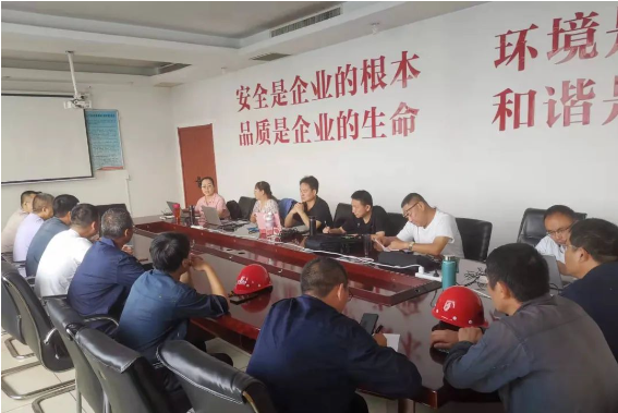 邯鄲黑貓公司特聘安全生產專家團隊前往公司，為其安全生產工作提供指導和幫扶。經過對現場生產車間的深入排查，公司在專家團隊的建議下，積極整改問題，進一步加強了安全管理和風險防控措施，以確保員工的安全和生產環境的穩定。