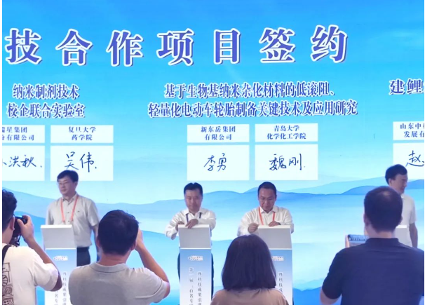 本次會議的主題緊扣“科技創新與新型工業化”，涵蓋了重點項目簽約儀式、高端論壇等多項活動。據了解，新東岳集團作為會議的重要參與者之一，在會上與全球材料科學領域的頂尖科學家魏剛高級研究員成功簽約，雙方將共同建立產學研合作關系。這一合作旨在推動科技成果轉化，服務企業，提升科研水平與創新能力，共同探索產業升級、技術攻關、人才培育等多領域的深度合作。