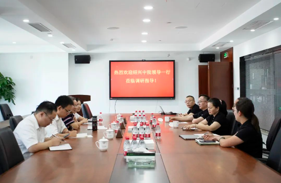紹興市中級(jí)人民法院副院長(zhǎng)王惠中一行蒞臨三力士股份有限公司，就該公司的知識(shí)產(chǎn)權(quán)保護(hù)狀況展開(kāi)調(diào)研。三力士股份有限公司董事長(zhǎng)吳瓊瑛，帶領(lǐng)著團(tuán)隊(duì)的成員，熱情接待了此次調(diào)研。