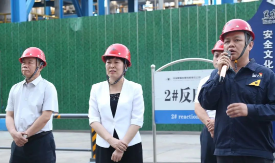 趙偉對崔市長一行的到訪表示了熱烈的歡迎，并向調(diào)研團(tuán)隊(duì)詳細(xì)介紹了烏海黑貓的生產(chǎn)經(jīng)營情況。他表示，烏海黑貓將認(rèn)真貫徹崔市長提出的工作要求，確保企業(yè)今年的生產(chǎn)經(jīng)營目標(biāo)得以順利完成。