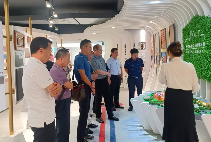 接著，代表團(tuán)參觀了嘉寶莉化工集團(tuán)，這家現(xiàn)代化高新技術(shù)企業(yè)專注于環(huán)保涂料的研發(fā)與創(chuàng)新，致力于為消費者創(chuàng)造安全、健康、優(yōu)質(zhì)的產(chǎn)品。在座談交流中，嘉寶莉化工集團(tuán)的高管分享了公司的發(fā)展方向和數(shù)字化平臺建設(shè)經(jīng)驗，與參觀團(tuán)成員就工業(yè)技術(shù)、銷售等進(jìn)行了深入交流。