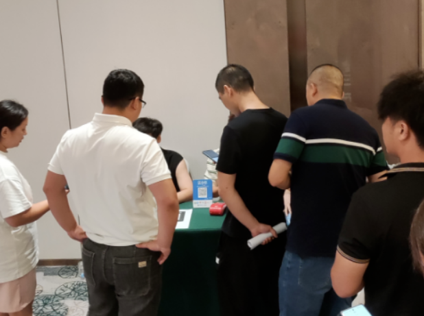 會議上，零售商紛紛表示對中策產品、哈爾濱祖茂以及市場充滿信心，他們的積極反應充分展現了好運輪胎的市場影響力。中策橡膠乘用車胎始終將產品創新作為核心，同時加強品牌建設、完善服務系統，為合作伙伴提供全面的支持。通過與合作伙伴緊密合作，公司將繼續引領行業創新，為中國汽車產業帶來更多的變革與發展。