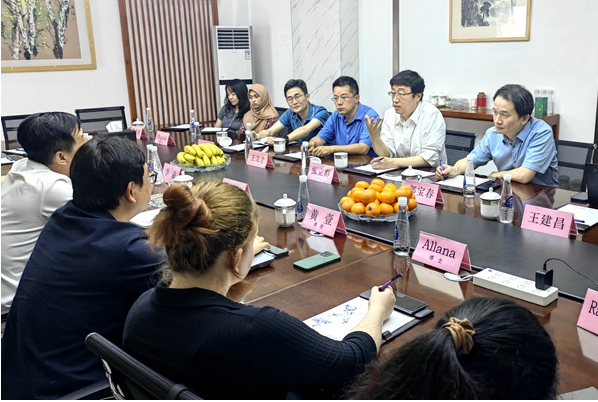 在座談交流中，楊水清董事長詳細介紹了公司發(fā)展狀況，并強調了與英國愛丁堡大學在新材料領域的合作進展。他表達了與高校合作的愿望，希望充分利用學科和人才資源優(yōu)勢，實現合作共贏。
