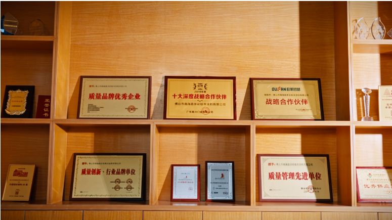 作為一家以技術(shù)實(shí)力為支撐的高新技術(shù)企業(yè)，嘉多彩粉末涂料公司在業(yè)界細(xì)分領(lǐng)域展現(xiàn)出了強(qiáng)大的創(chuàng)新能力和發(fā)展?jié)摿Α?jù)了解，被認(rèn)定為“創(chuàng)新型中小企業(yè)”的標(biāo)準(zhǔn)非常嚴(yán)格，要求企業(yè)在專業(yè)化水平、創(chuàng)新能力和行業(yè)影響力等方面均達(dá)到較高水平，因此嘉多彩公司的入選可謂是對(duì)其在行業(yè)內(nèi)的地位和實(shí)力的肯定。