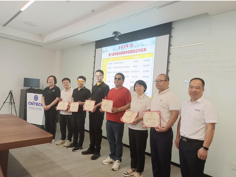此次會(huì)議還邀請(qǐng)了新加入的專(zhuān)委會(huì)專(zhuān)家進(jìn)行自我介紹，新增專(zhuān)家來(lái)自科研單位、企業(yè)技術(shù)部門(mén)以及咨詢機(jī)構(gòu)。隨后，專(zhuān)家們就涂料行業(yè)集中度提升、國(guó)內(nèi)涂料市場(chǎng)競(jìng)爭(zhēng)激烈等問(wèn)題展開(kāi)討論，各自提出了寶貴的建議。據(jù)了解，專(zhuān)家們就如何推動(dòng)寧波市涂料與涂裝行業(yè)綠色健康發(fā)展等議題，提出了一系列具有建設(shè)性的意見(jiàn)，并表示將積極參與協(xié)會(huì)各項(xiàng)工作，為行業(yè)的可持續(xù)發(fā)展出謀劃策。