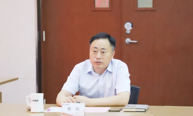 在會議上，北新防水副總經理張弘回顧了北新防水的發展歷程和產業發展情況，并強調了雙方在價值觀和合作基礎方面的契合。他表示，雙方在新型綠色建材開發領域擁有廣闊的合作空間，希望通過此次戰略合作簽約，啟動一系列綠色產品開發項目，不僅加深雙方合作，更實現強強聯合、共同發展的目標。