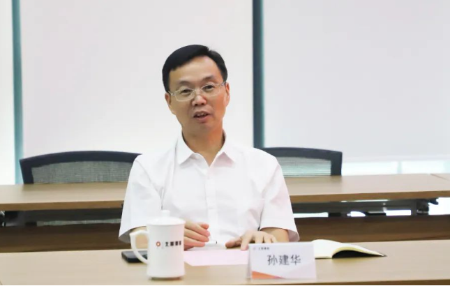 株洲橡膠院的孫建華也在會上介紹了該院的發展歷程、技術開發成果等。他指出，北新防水在資源整合、品牌塑造和市場推廣方面經驗豐富，而株洲橡膠院在技術開發能力和成果方面頗具實力。雙方將以產業化前景明確的項目為切入點，實現資源共享，共同推動企業高質量發展。