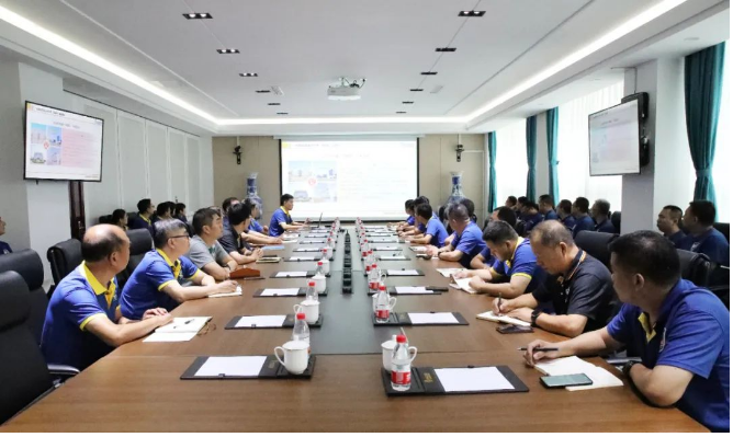 華盛橡膠集團于8月27日在其技術研發中心舉行了2023年“質量月”的啟動會議。這次會議聚焦于質量的重要性，旨在通過一系列活動，夯實質量基石，構建質量強企的目標。出席會議的有華盛橡膠集團高層領導趙瑞青總經理、張玉亮副董事長、田永山副總經理，以及各工廠主要負責人、研發中心部門主管等。