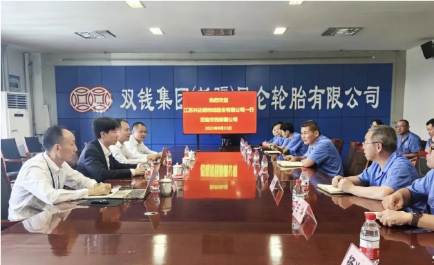 江蘇興達鋼簾線股份有限公司(簡稱江蘇興達)副總經理兼營銷中心總經理劉濤率領團隊于8月23日到雙錢集團(新疆)昆侖有限公司(簡稱雙錢昆侖)開展調研交流。