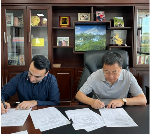 日前，朝陽新長征輪胎有限責任公司迎來了一位特別的客商賽伊德，這是因為受到疫情影響，他們已經有四年沒有見面了。賽伊德是一家巴基斯坦公司的負責人，他們向中國銷售新長征輪胎生產的斜交胎已經有50多年的歷史。