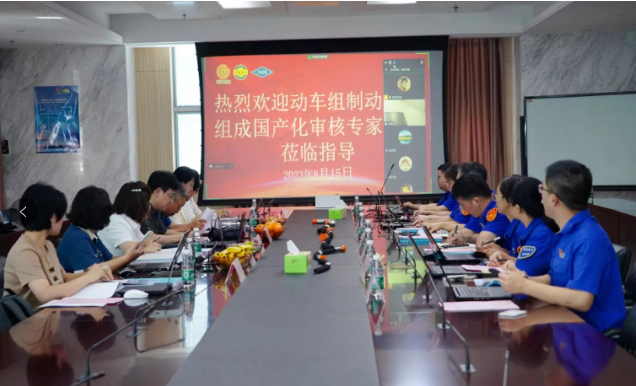 近日，四方股份在南京召開了南京利德東方動車組制動軟管組成技術方案及裝車評審會。會議邀請了中國鐵科院金屬及化學研究所、中車制動系統(tǒng)有限公司、中國鐵路濟南局青島機車車輛監(jiān)造項目部等單位的專家組成評審專家組。四方股份總經理王春明、副總經理兼研究院院長王亮燕、總經理助理劉寅以及項目組成員參加了本次評審。