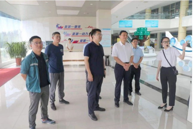 ，劉普軍會長一行抵達焦作市，受到了龍佰集團董事長和奔流以及黨委書記張剛的熱情接待。龍佰集團向代表團介紹了公司的發展歷程，并帶領他們參觀了硫酸法和氯化法鈦白粉生產工廠、企業技術中心等設施。座談交流中，劉普軍會長對龍佰集團在環保方面的努力給予了充分肯定，他提出了對企業未來發展的殷切希望，鼓勵企業在環保標準、技術創新等方面繼續發力，為綠色發展貢獻力量。