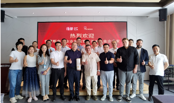俄羅斯電纜企業(yè)和俄羅斯亞洲工業(yè)企業(yè)家聯(lián)合會代表一行，蒞臨廣東省電線電纜行業(yè)協(xié)會進行友好交流訪問。受到了協(xié)會執(zhí)行會長劉濤、副秘書長郭玉蓉，以及廣東省連接器協(xié)會秘書長梁宇彤的熱情歡迎。
