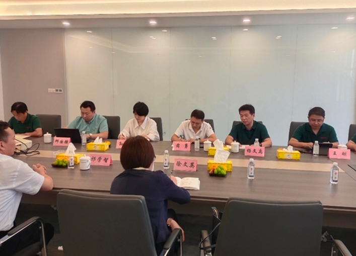 徐文英一行首先參觀了南通回力的項(xiàng)目展廳，隨后踏入再生橡膠加工回用車間，詳細(xì)了解了從原材料加工到成品橡膠生產(chǎn)的整個(gè)工藝流程。他們仔細(xì)詢問(wèn)了車間內(nèi)設(shè)備的運(yùn)轉(zhuǎn)情況，以及智能化車間的建設(shè)進(jìn)展。據(jù)了解，南通回力橡膠利用智能化技術(shù)，能夠準(zhǔn)確滿足不同客戶的生產(chǎn)需求，其系列橡膠制品在輪胎、膠板、膠管、膠帶、膠鞋等領(lǐng)域具有可靠的質(zhì)量和廣泛的適用性。