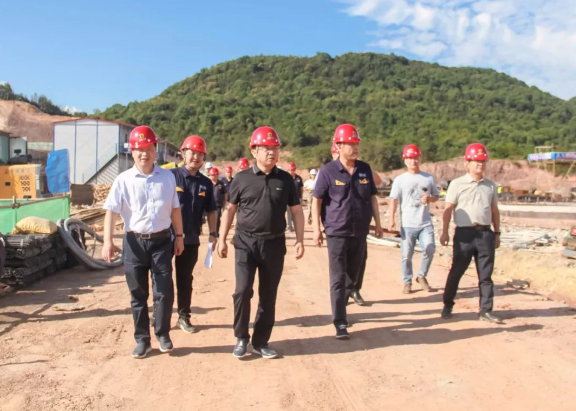 汪羽則對黑貓集團樂平精細化工項目建設提出了具體要求。他強調，項目部必須堅守法律、規定和程序，確保項目的合規管理和推進。他強調了掛圖作戰的重要性，要求細化工作流程，加強溝通協作，確保高效的推進。他特別強調，必須按照計劃順利啟動景德鎮市危險廢物綜合處置中心項目和超導電炭黑項目，以確保項目建設取得預期效果。這次調研和研討會為項目建設提供了有力的指導和支持，為樂平市的發展注入了新的動力。