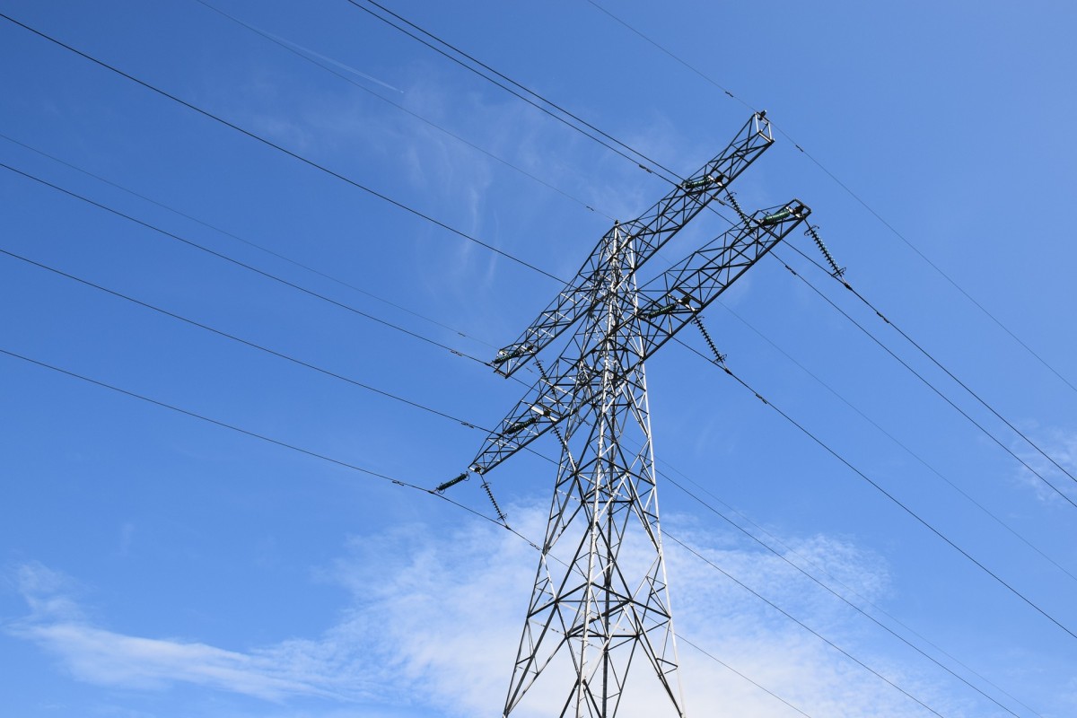 調研團隊前往寧晉、晉州、河間、任丘等地，與河北省電線電纜產業集群中的企業代表進行了廣泛交流。企業負責人紛紛介紹了自家企業的產品種類、科研成果、技術人才隊伍的高素質特點，以及參與國家和行業標準制定、專利申請等方面的情況。他們還與專家組共同探討了電線電纜產業在質量管理和提升方面所面臨的挑戰，以及不同地區對產業的政策支持。