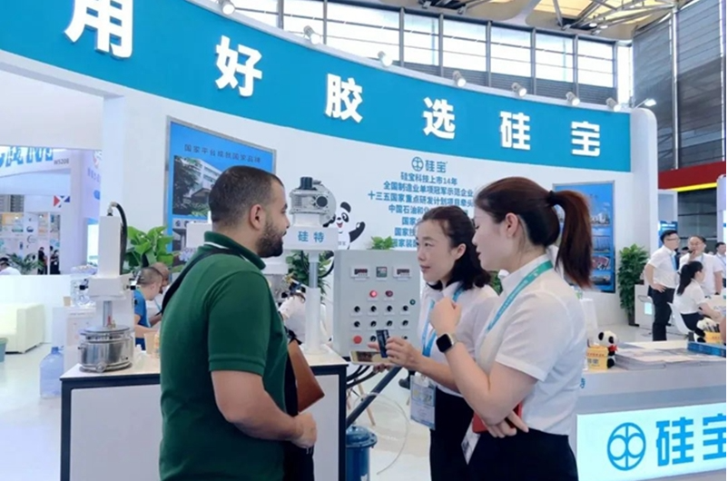 此外，硅寶科技還展示了硅烷偶聯(lián)劑和專業(yè)制膠設(shè)備，這些展品也受到了專業(yè)觀眾的熱切關(guān)注。展會現(xiàn)場，各業(yè)內(nèi)知名專家和領(lǐng)導(dǎo)紛紛蒞臨硅寶展臺慰問，并鼓勵硅寶繼續(xù)在有機硅密封膠行業(yè)中發(fā)揮引領(lǐng)作用。