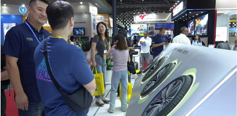 不僅如此，賽輪集團還展示了其液體黃金轎車胎產品家族中的高端定制輪胎產品，即液體黃金彩邊胎。這些輪胎以朱砂紅、孔雀藍、耀金黃和熒光綠等炫彩高顏值的設計，滿足了更多車主的個性化用胎需求。
