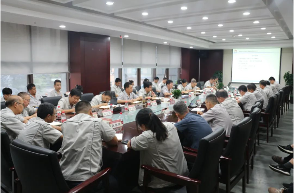 陜西延長石油西北橡膠有限公司于9月11日召開了9月份的工作對接會。會議由西橡公司副總經(jīng)理寧博主持，西橡公司總經(jīng)理兼黨委副書記張航偉也出席并發(fā)表講話。與會的還包括西橡公司領(lǐng)導(dǎo)班子成員和各單位各部門負(fù)責(zé)人。